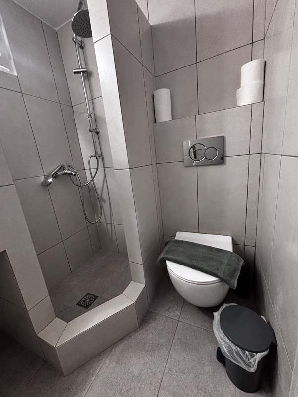 ΜΠΑΝΙΟ_10_ΙΣΟΓΕΙΟ 2 res DOUBLE-TRIPLE ROOMS IN THE GARDEN